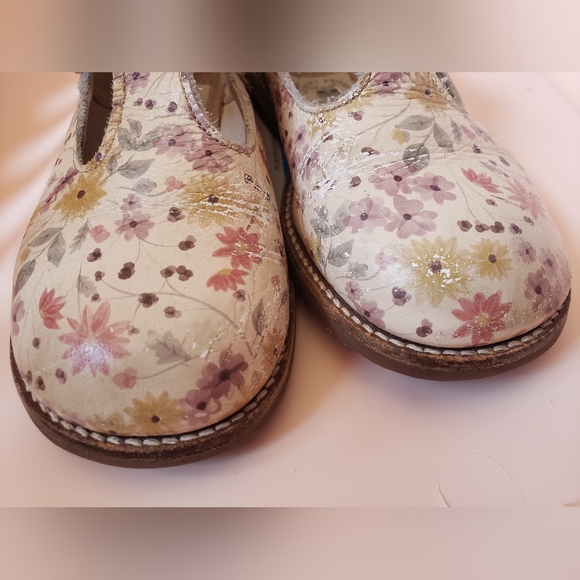 T-straps - Picture 8 of 10